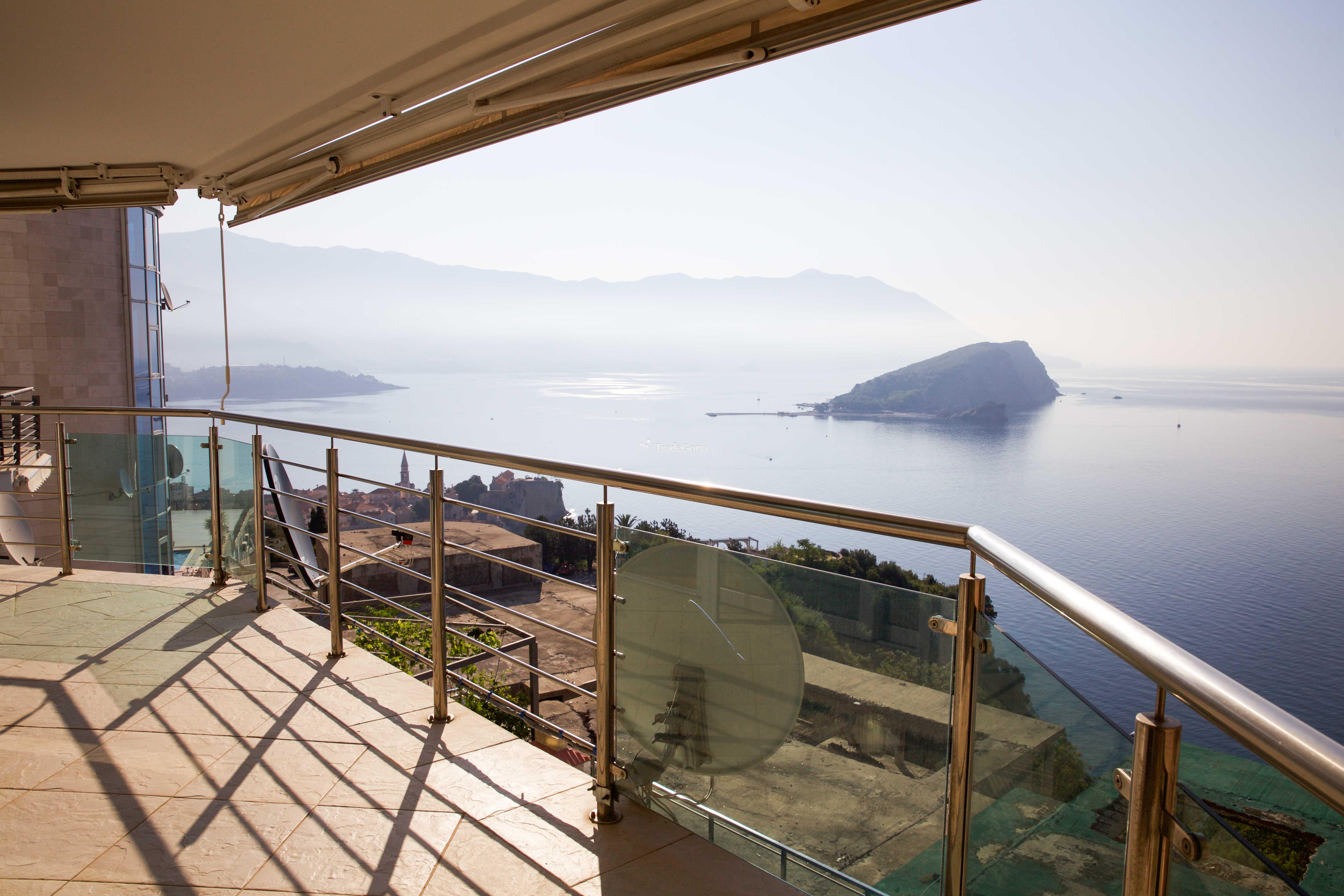 Townhouse with Pool in Vidikovac Budva