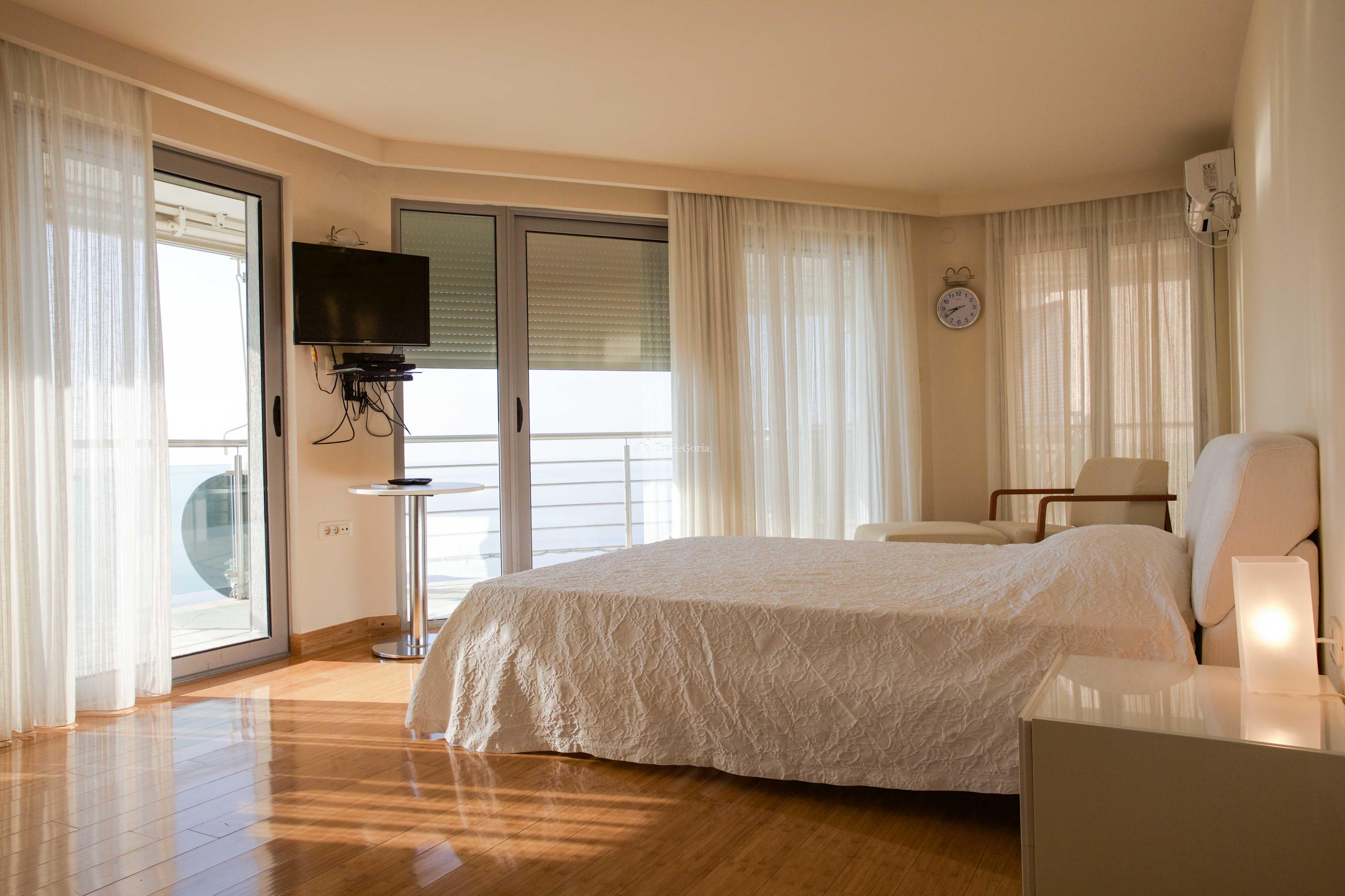 Townhouse with Pool in Vidikovac Budva