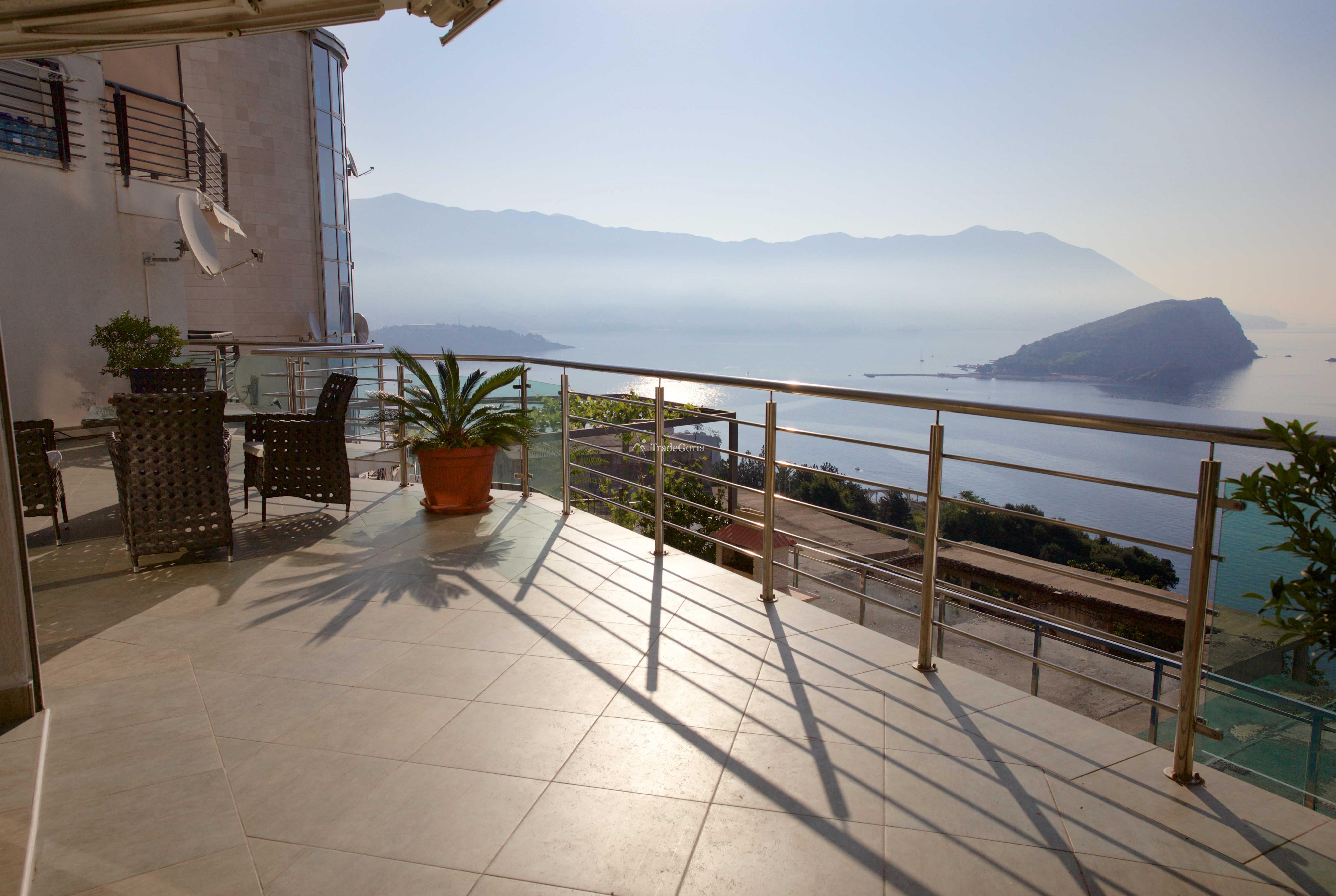 Townhouse with Pool in Vidikovac Budva
