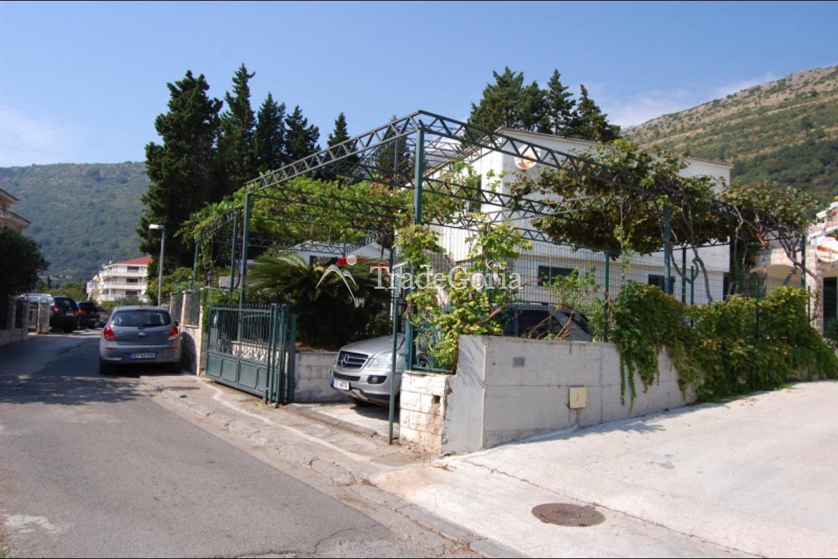 Townhouse u centru Petrovca za 300,000 evra