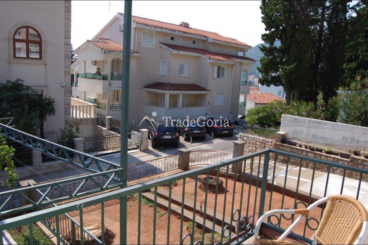 Townhouse u centru Petrovca za 300,000 evra