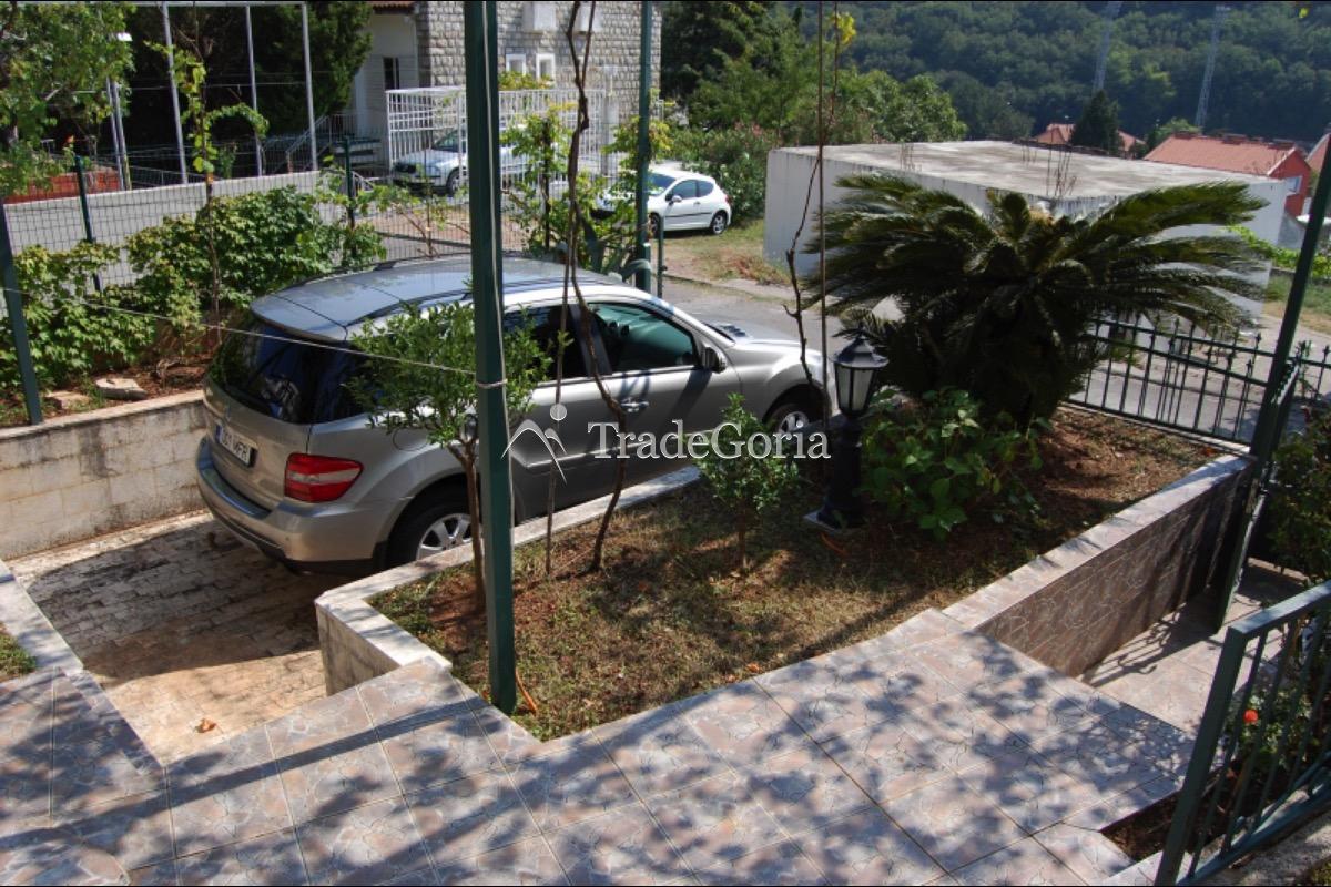 Townhouse u centru Petrovca za 300,000 evra
