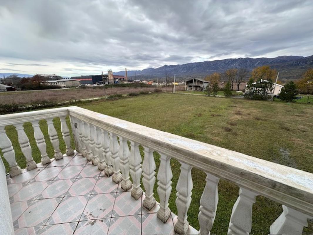 Легализованный двухэтажный дом с гаражом на участке 3600 м², Спуж