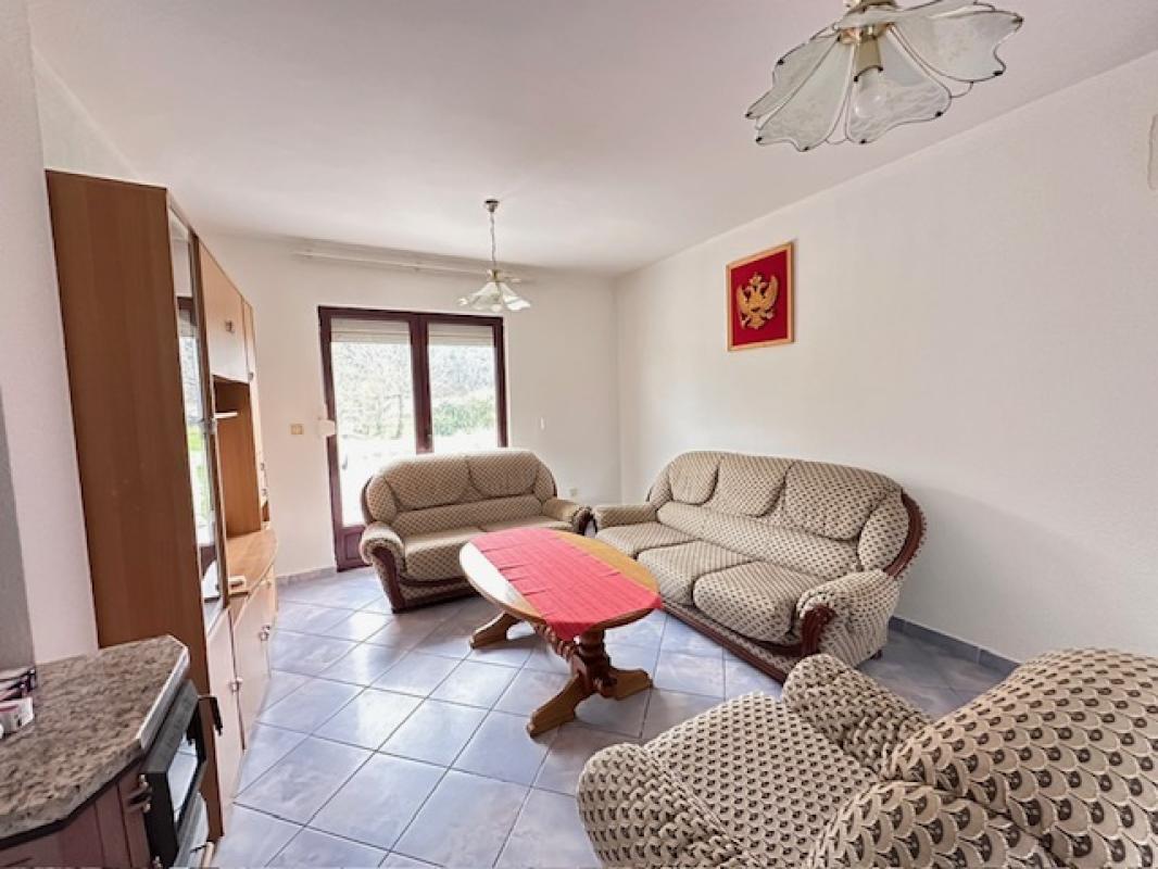 Легализованный двухэтажный дом с гаражом на участке 3600 м², Спуж
