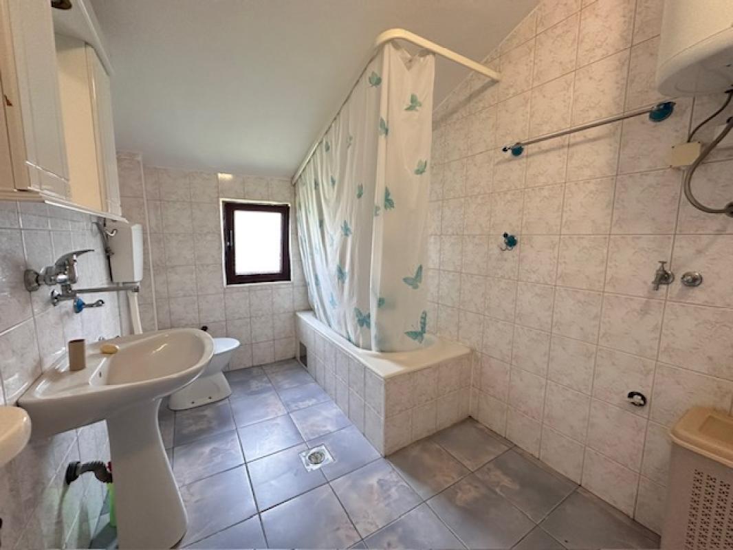 Легализованный двухэтажный дом с гаражом на участке 3600 м², Спуж