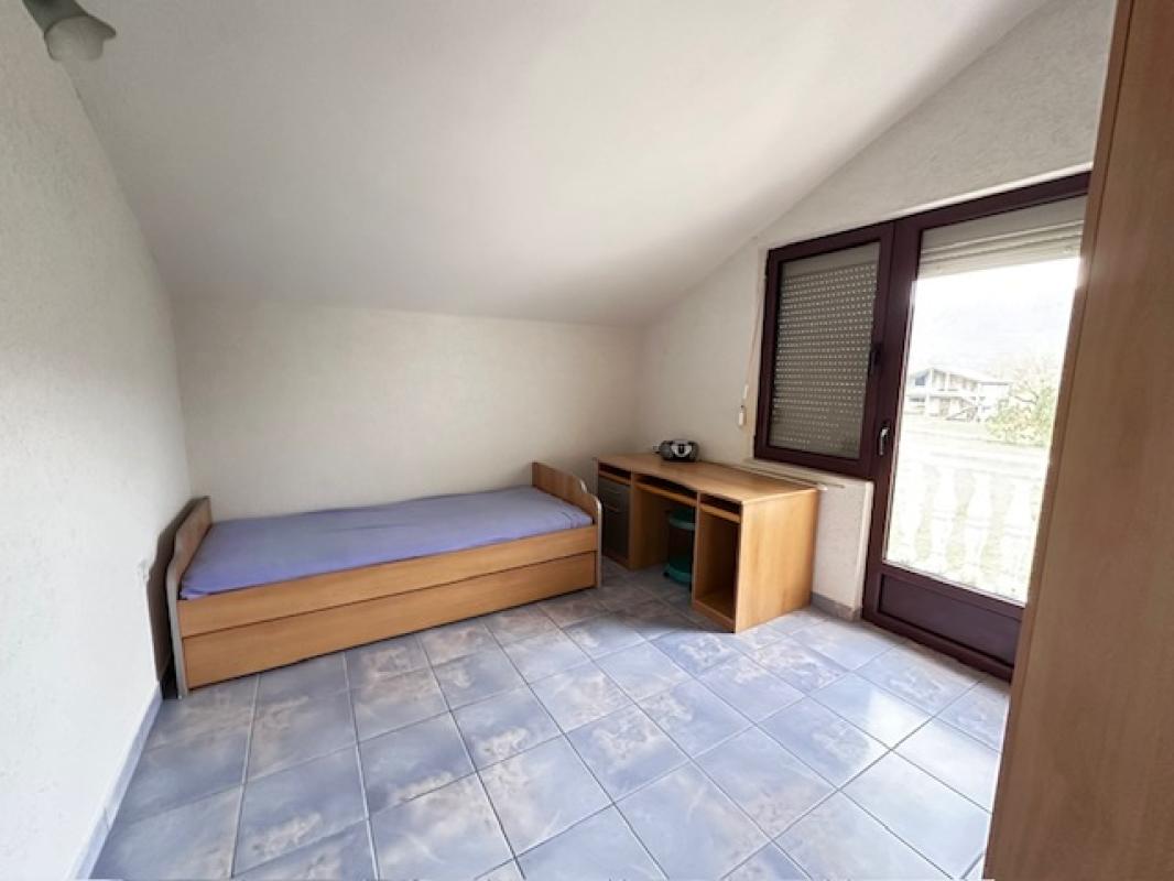 Легализованный двухэтажный дом с гаражом на участке 3600 м², Спуж