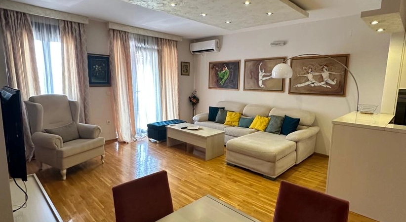 Three-bedroom apartment with sea view for rent, Bečići