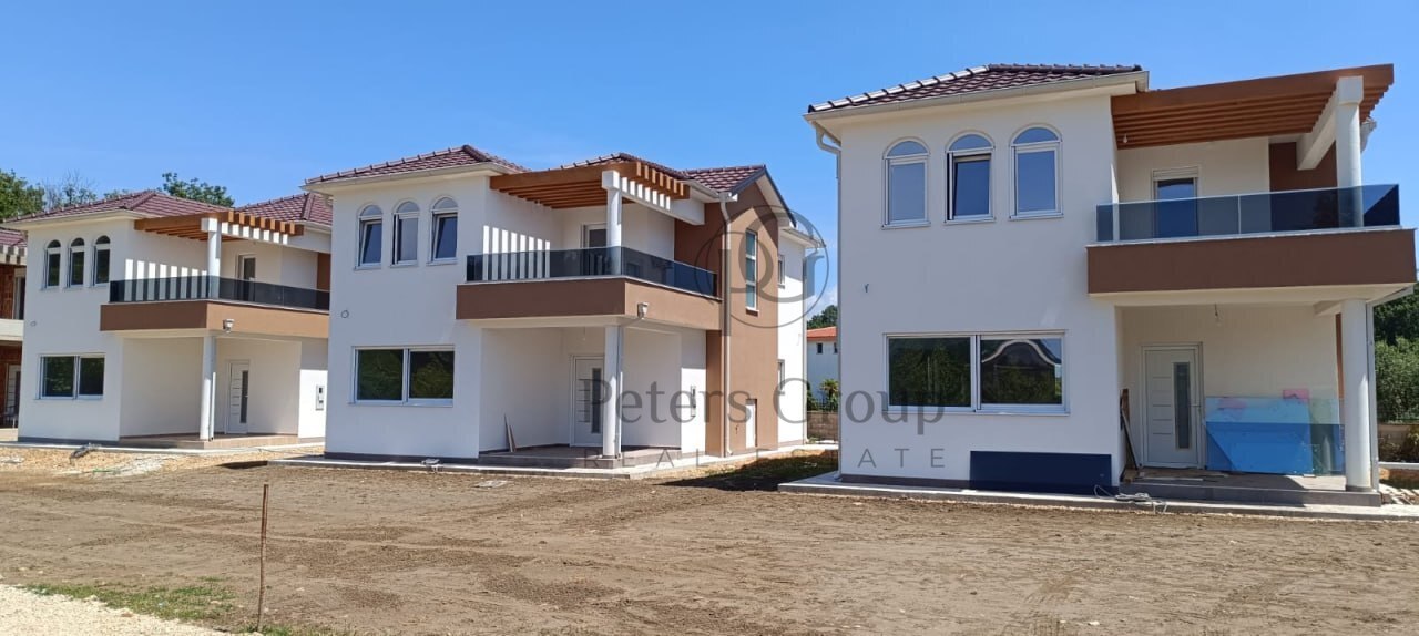 Kuća sa tri spavaće sobe na prodaju u odmaralištu u blizini Ulcinja