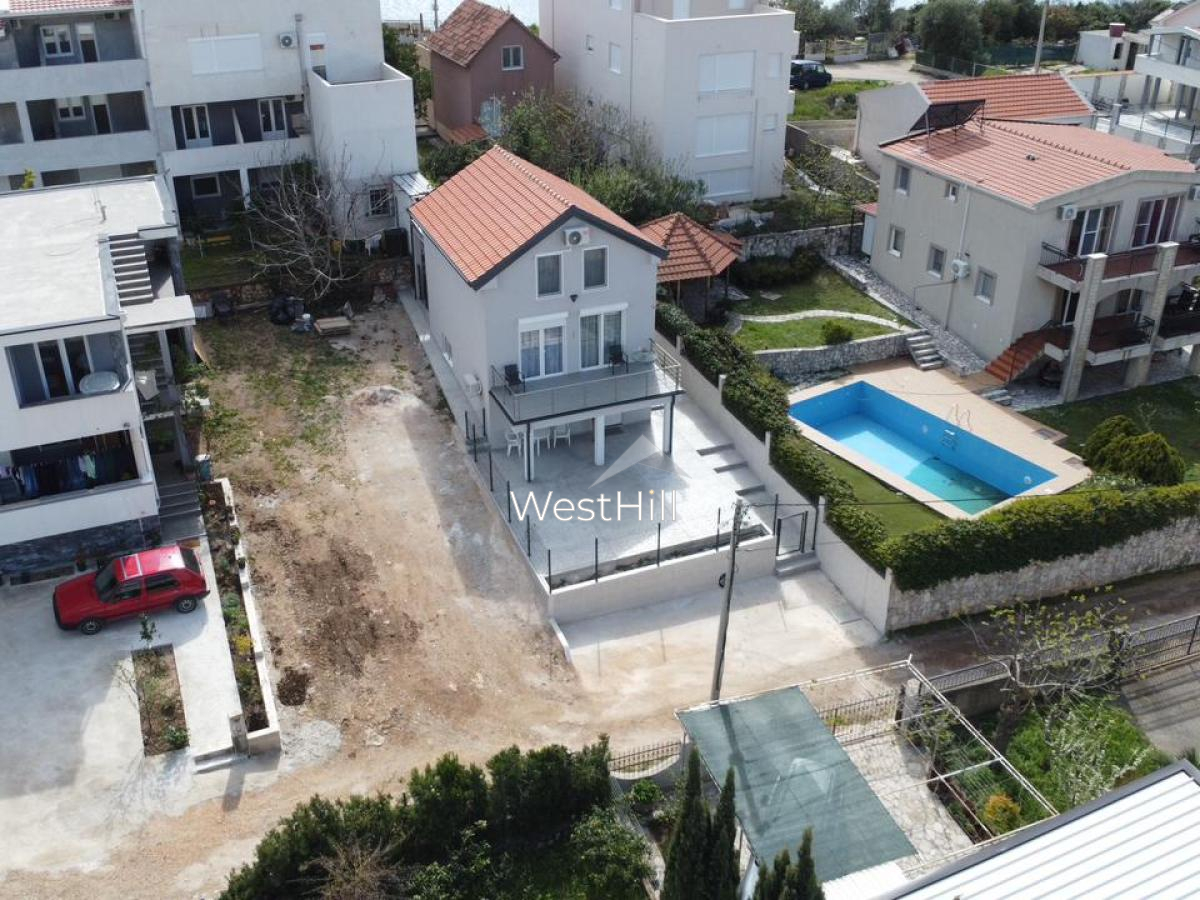 Трёхэтажный дом с тремя квартирами и видом на море в Добра Вода, Бар,