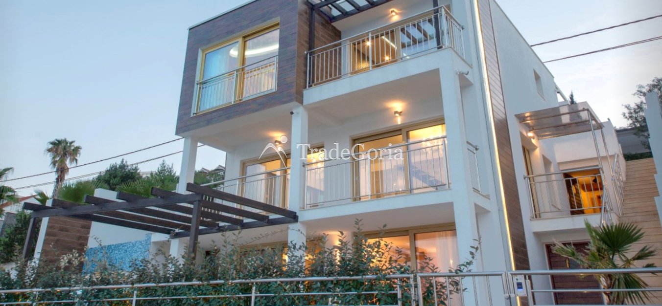 Tivat, Krasici - Villa 300m2, an der ersten Linie vom Meer - 1.700.000 Euro