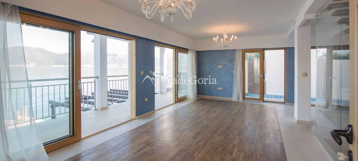 Tivat, Krasici - Villa 300m2, an der ersten Linie vom Meer - 1.700.000 Euro