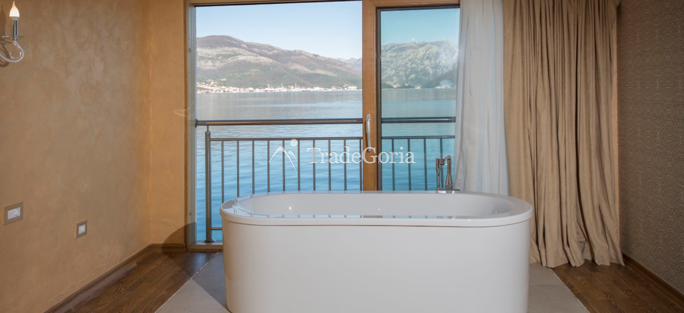 Tivat, Krasici - Villa 300m2, an der ersten Linie vom Meer - 1.700.000 Euro