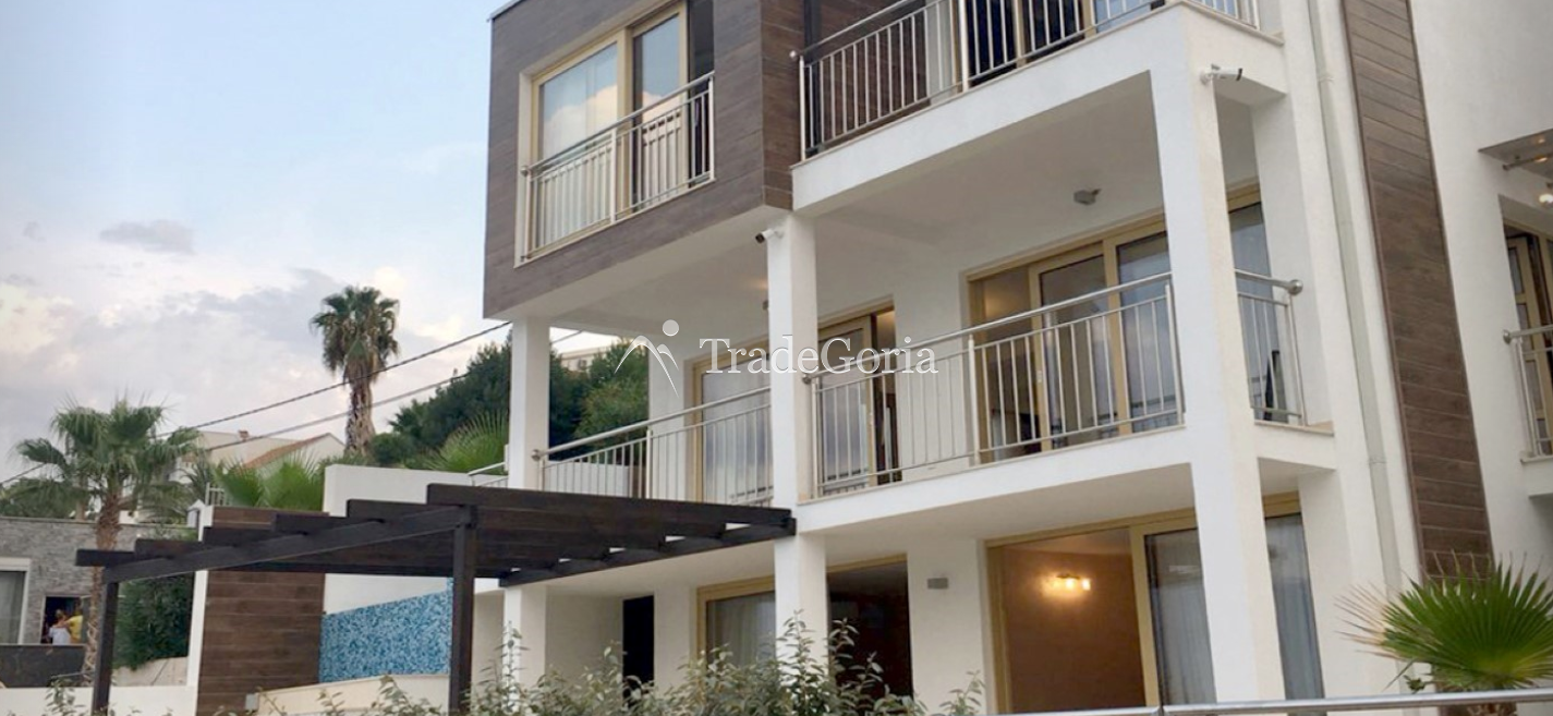 Tivat, Krasici - Villa 300m2, an der ersten Linie vom Meer - 1.700.000 Euro