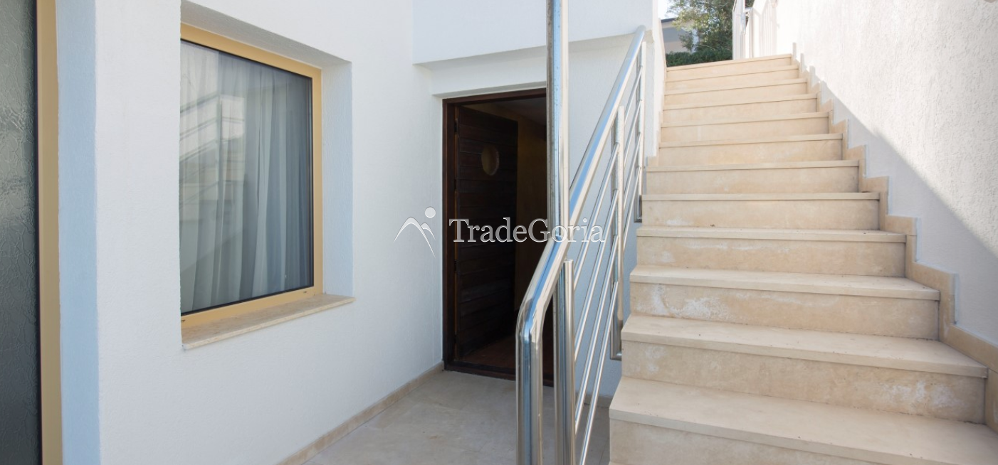 Tivat, Krasici - Villa 300m2, an der ersten Linie vom Meer - 1.700.000 Euro