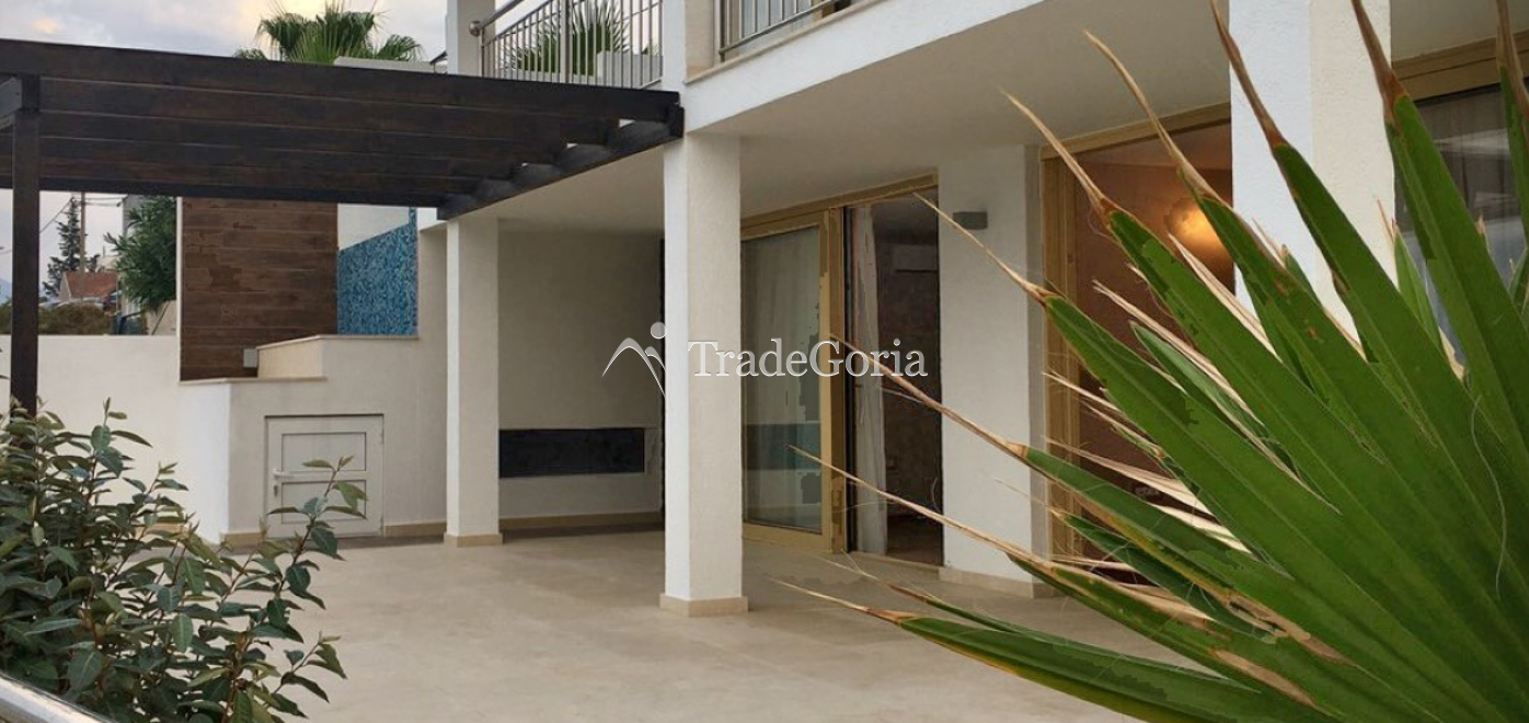 Tivat, Krasici - Villa 300m2, an der ersten Linie vom Meer - 1.700.000 Euro