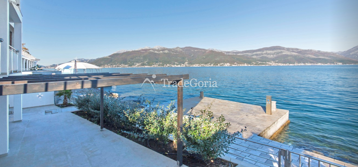 Tivat, Krasici - Villa 300m2, an der ersten Linie vom Meer - 1.700.000 Euro