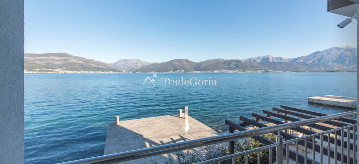 Tivat, Krasici - Villa 300m2, an der ersten Linie vom Meer - 1.700.000 Euro