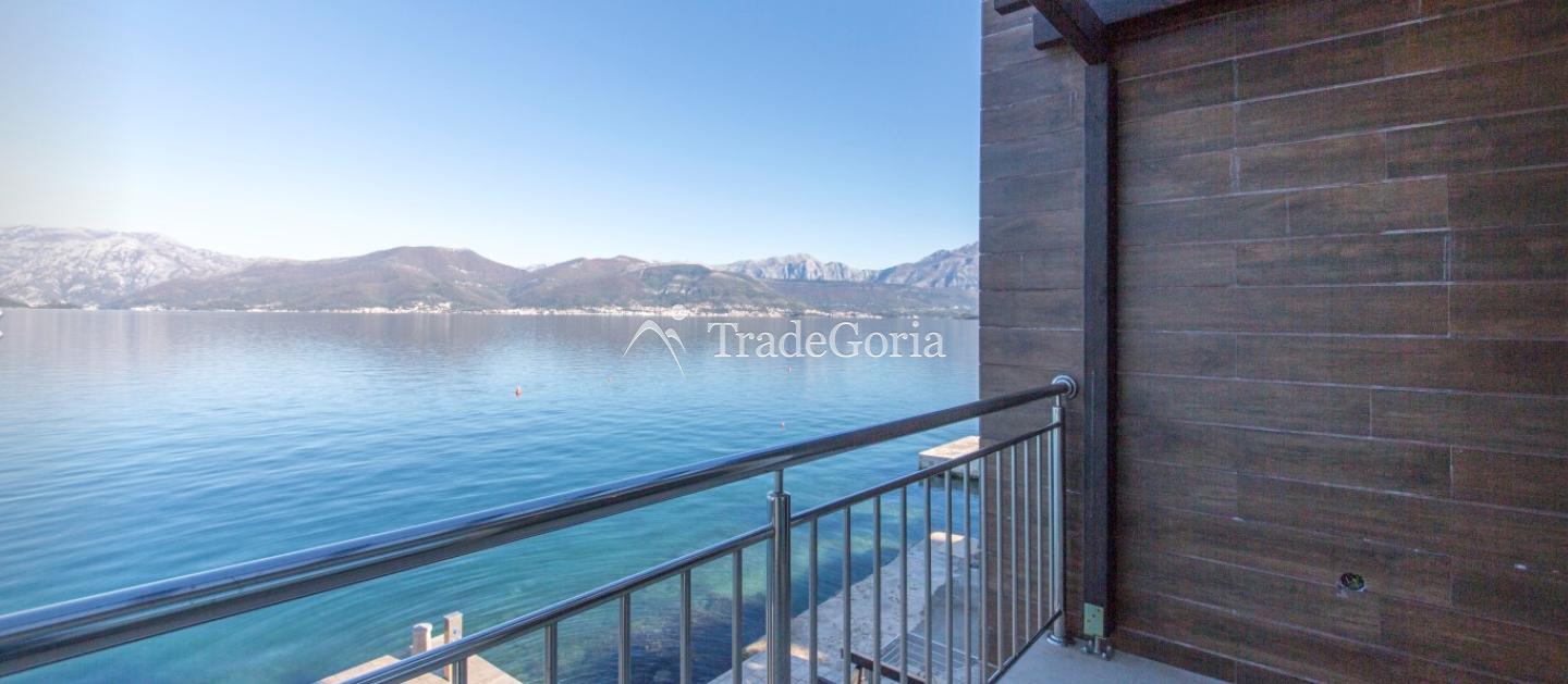 Tivat, Krasici - Villa 300m2, an der ersten Linie vom Meer - 1.700.000 Euro