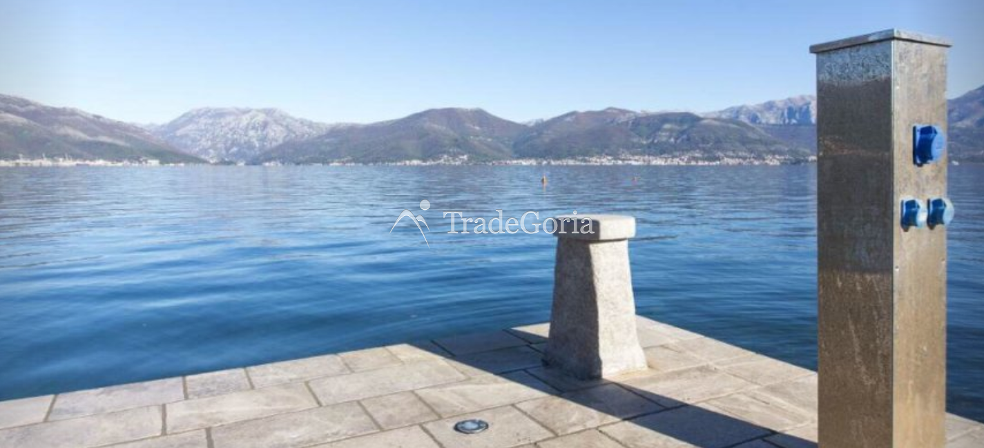 Tivat, Krasici - Villa 300m2, an der ersten Linie vom Meer - 1.700.000 Euro