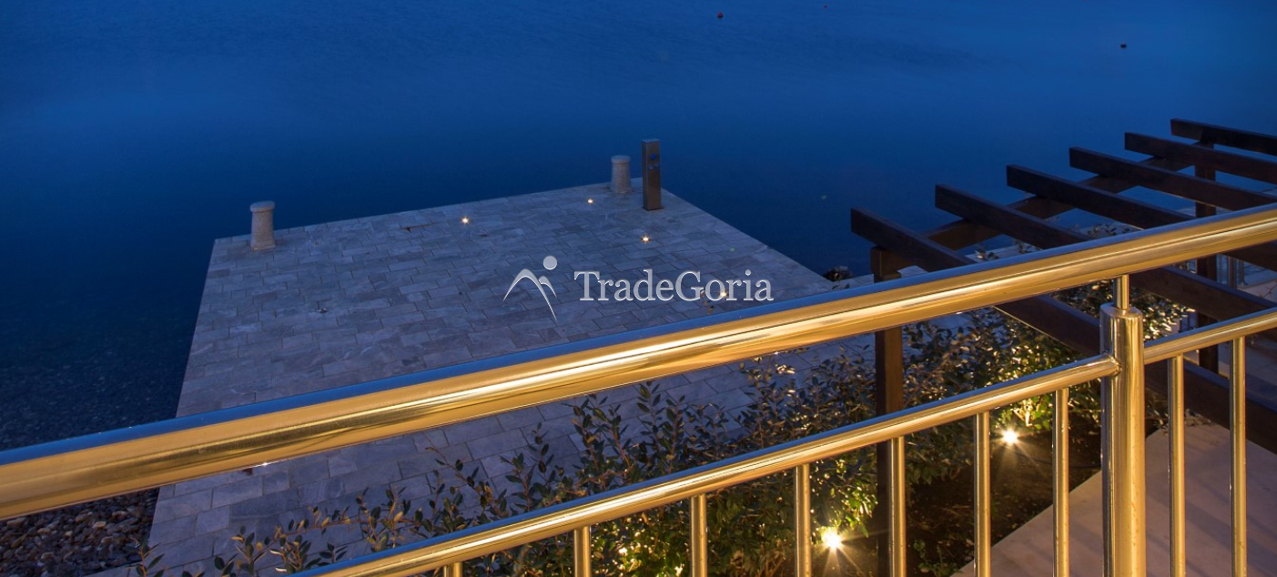 Tivat, Krasici - Villa 300m2, an der ersten Linie vom Meer - 1.700.000 Euro