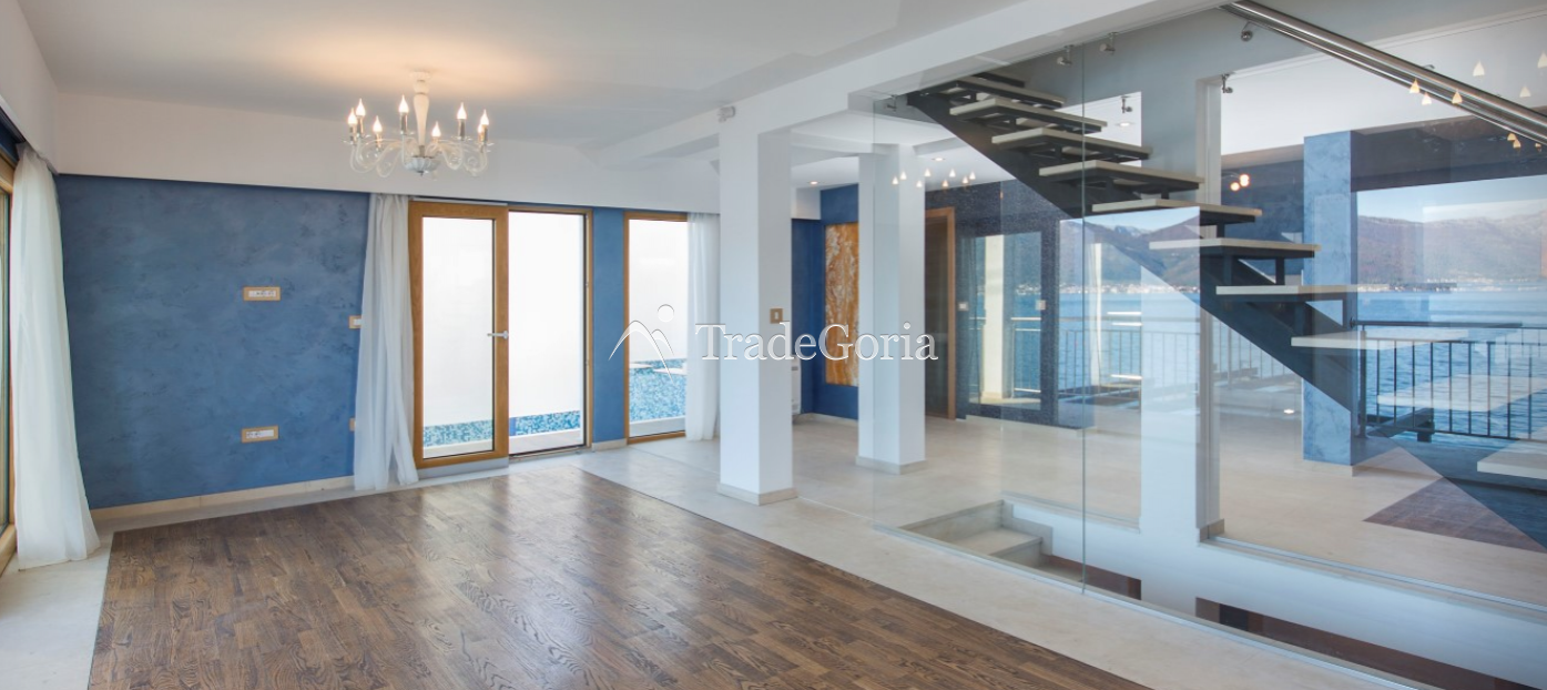 Tivat, Krasici - Villa 300m2, an der ersten Linie vom Meer - 1.700.000 Euro