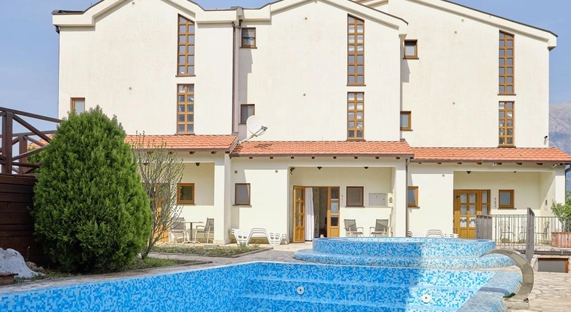 Townhouse for rent in the Bigovo area