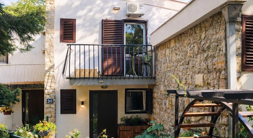 Prodaje se townhouse u Petrovcu sa terasama i pogledom na more