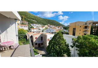 Prodaje se townhouse u Petrovcu sa terasama i pogledom na more