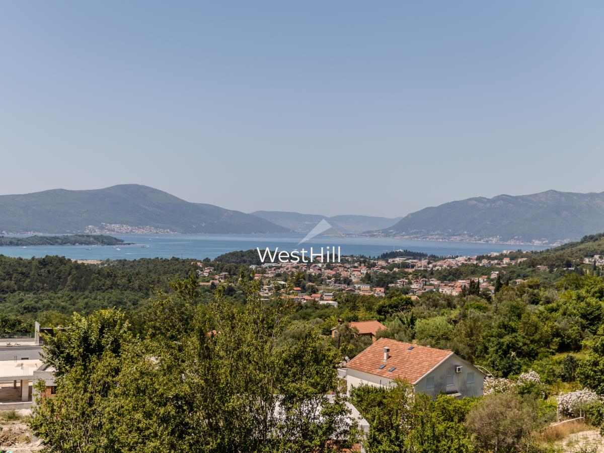Townhouse with panoramic sea views in Kavac