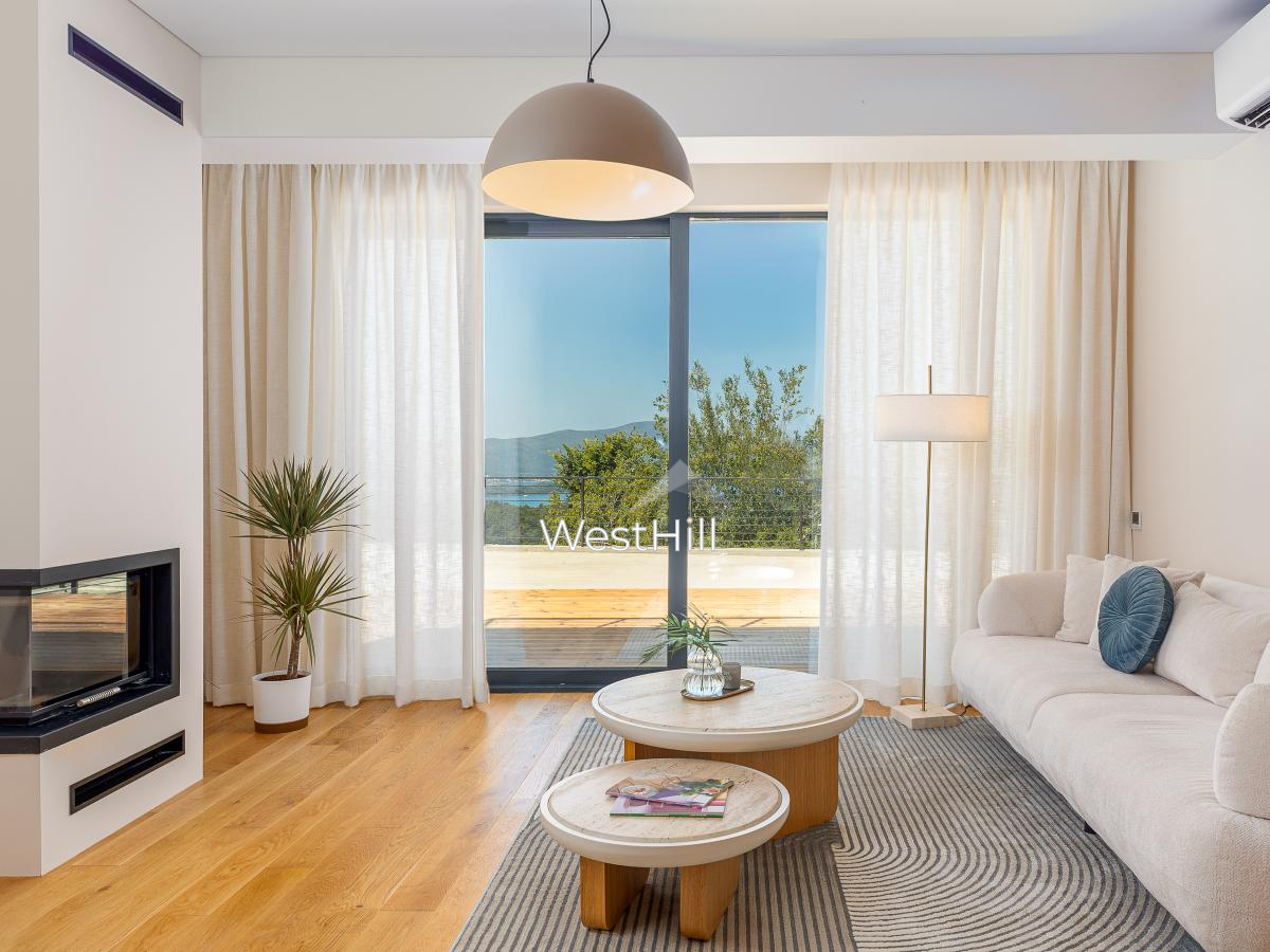 Townhouse with panoramic sea views in Kavac