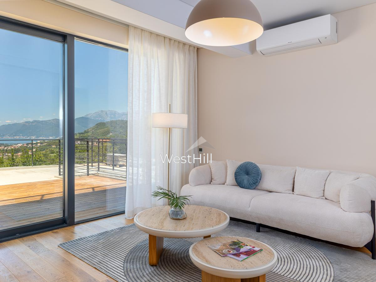 Townhouse with panoramic sea views in Kavac