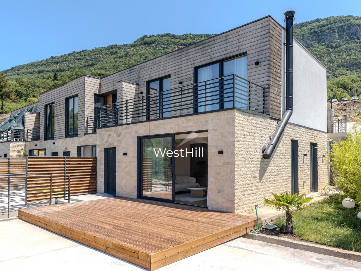 Townhouse with panoramic sea views in Kavac