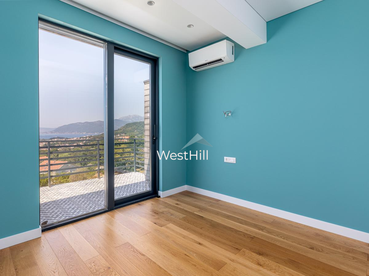 Townhouse with panoramic sea views in Kavac
