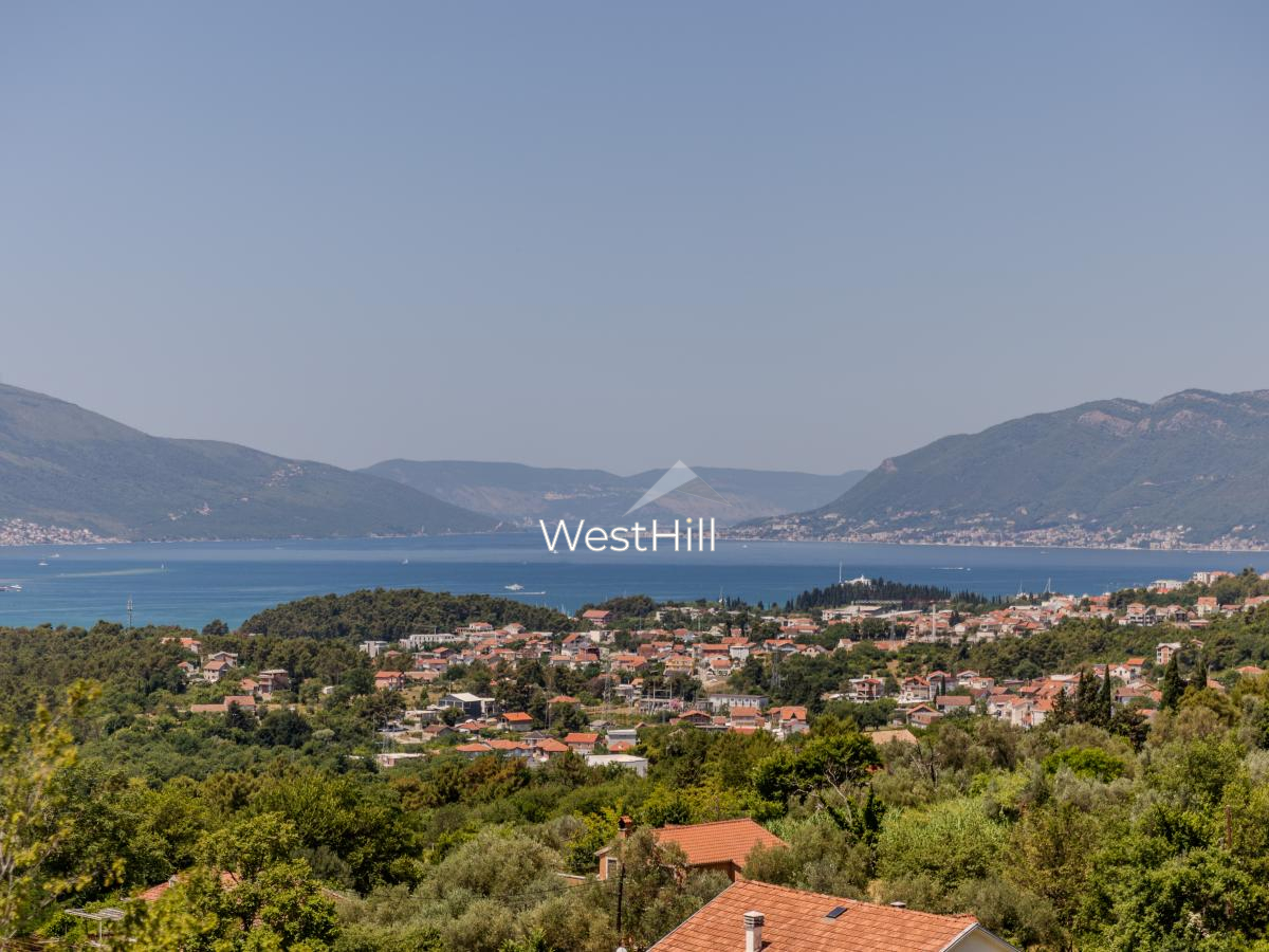 Townhouse with panoramic sea views in Kavac