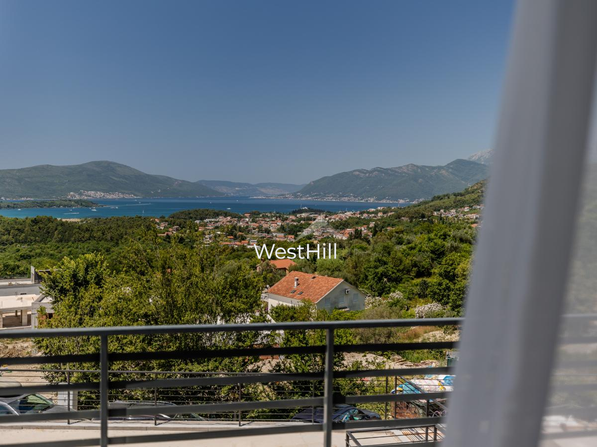 Townhouse with panoramic sea views in Kavac