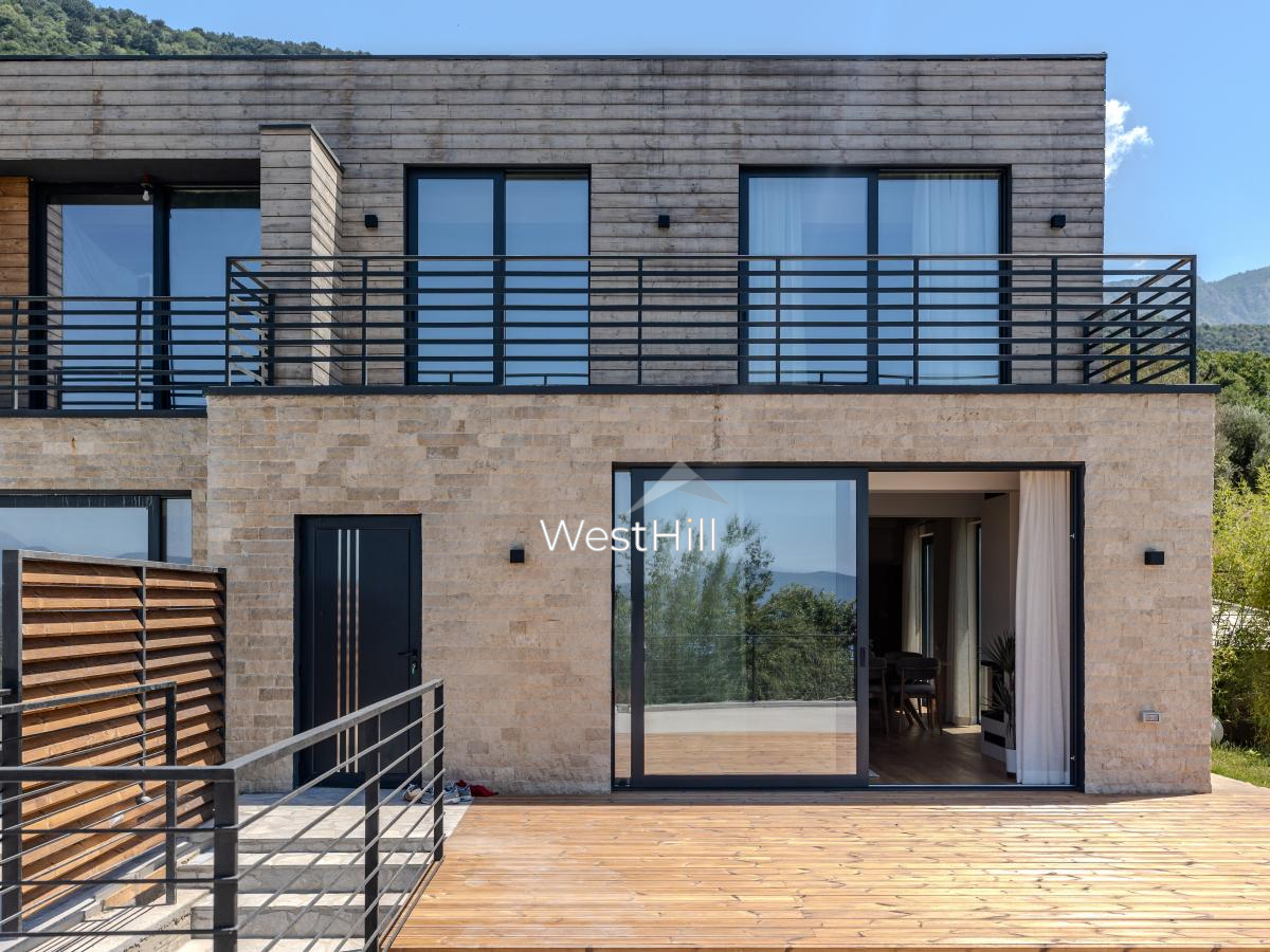 Townhouse with panoramic sea views in Kavac