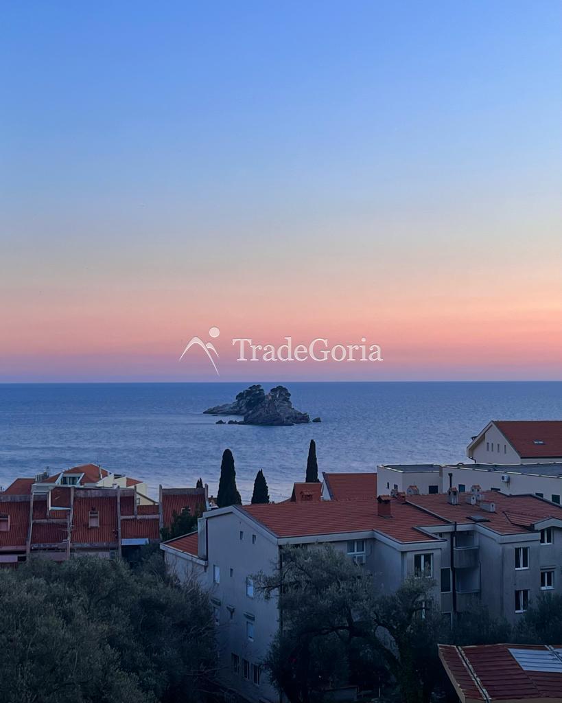 Troetažna zgrada sa stanovima za iznajmljivanje u Petrovcu
