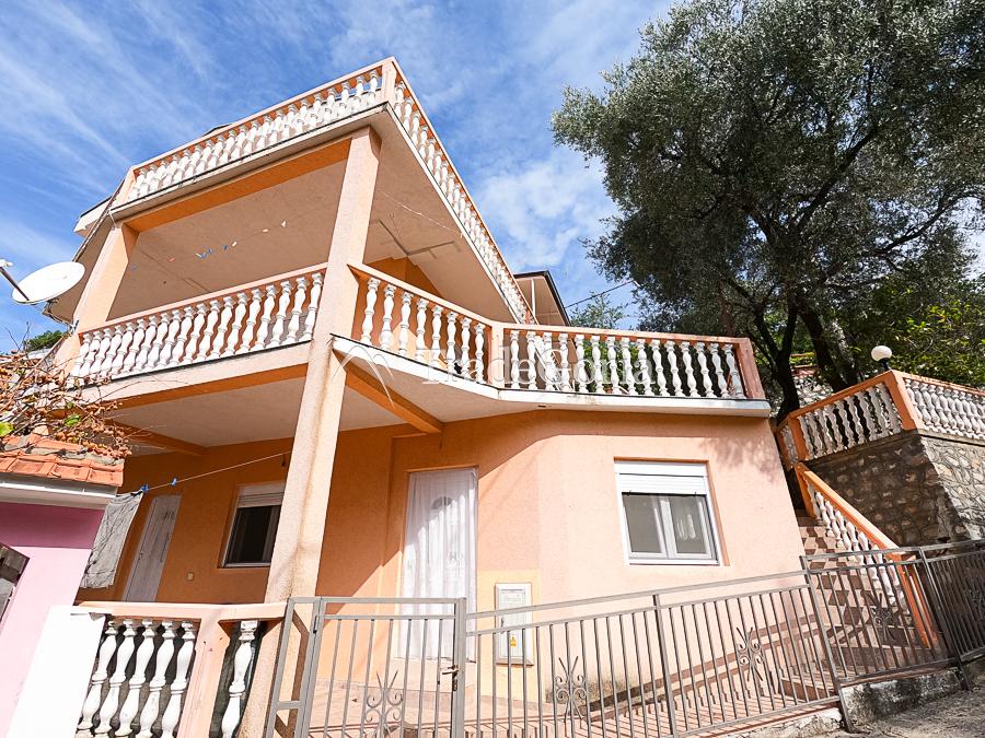 Three-story house with four apartments in Ratac, Bar