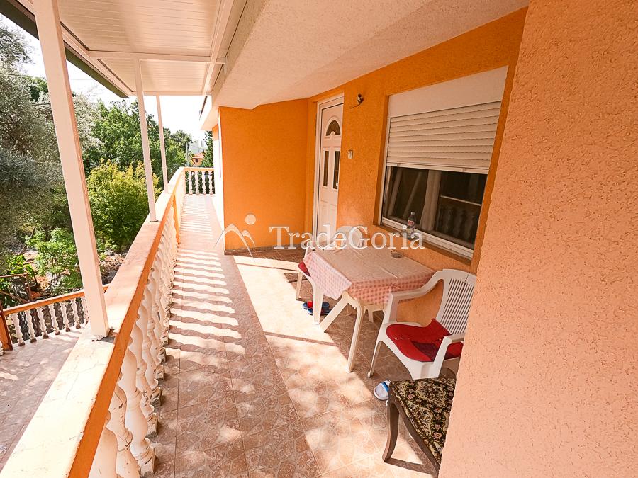 Three-story house with four apartments in Ratac, Bar