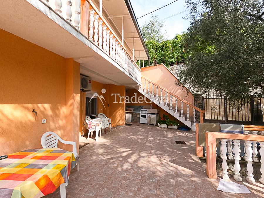 Three-story house with four apartments in Ratac, Bar