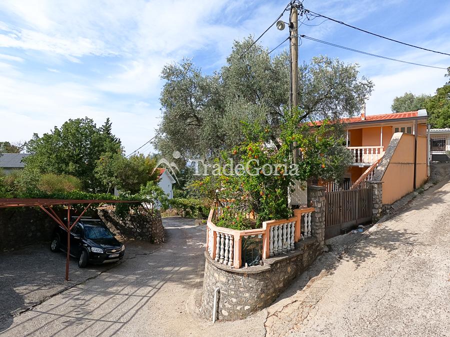 Three-story house with four apartments in Ratac, Bar