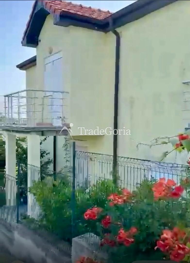 Three-story house with two apartments in Utjeha, Montenegro