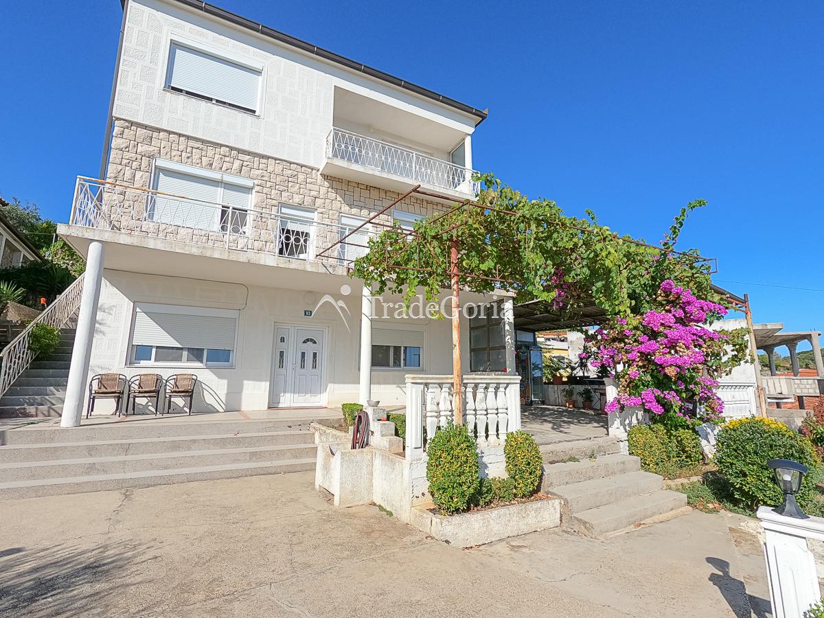 Trodnevna kuca u Limanu sa pogledom na stari grad Ulcinj.