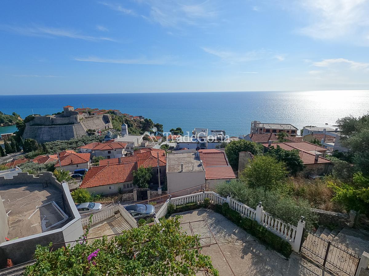 Trodnevna kuca u Limanu sa pogledom na stari grad Ulcinj.