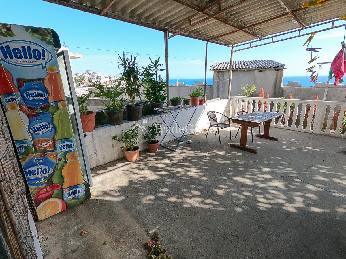 Trodnevna kuca u Limanu sa pogledom na stari grad Ulcinj.