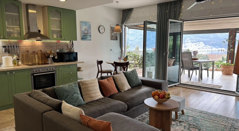 Zweizimmerwohnung mit Blick auf die Bucht zu verkaufen in Kotor, Dobrota