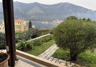 Zweizimmerwohnung mit Blick auf die Bucht zu verkaufen in Kotor, Dobrota
