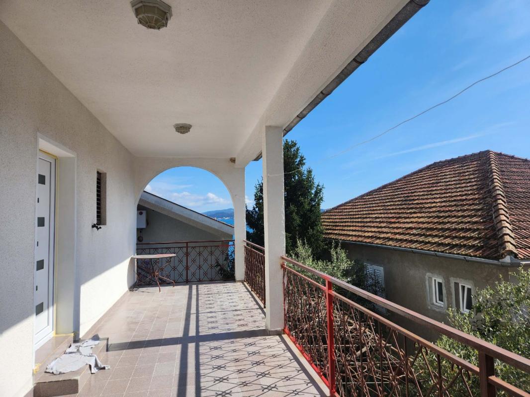 Two bedroom apartment on the first line of the sea. Biela.