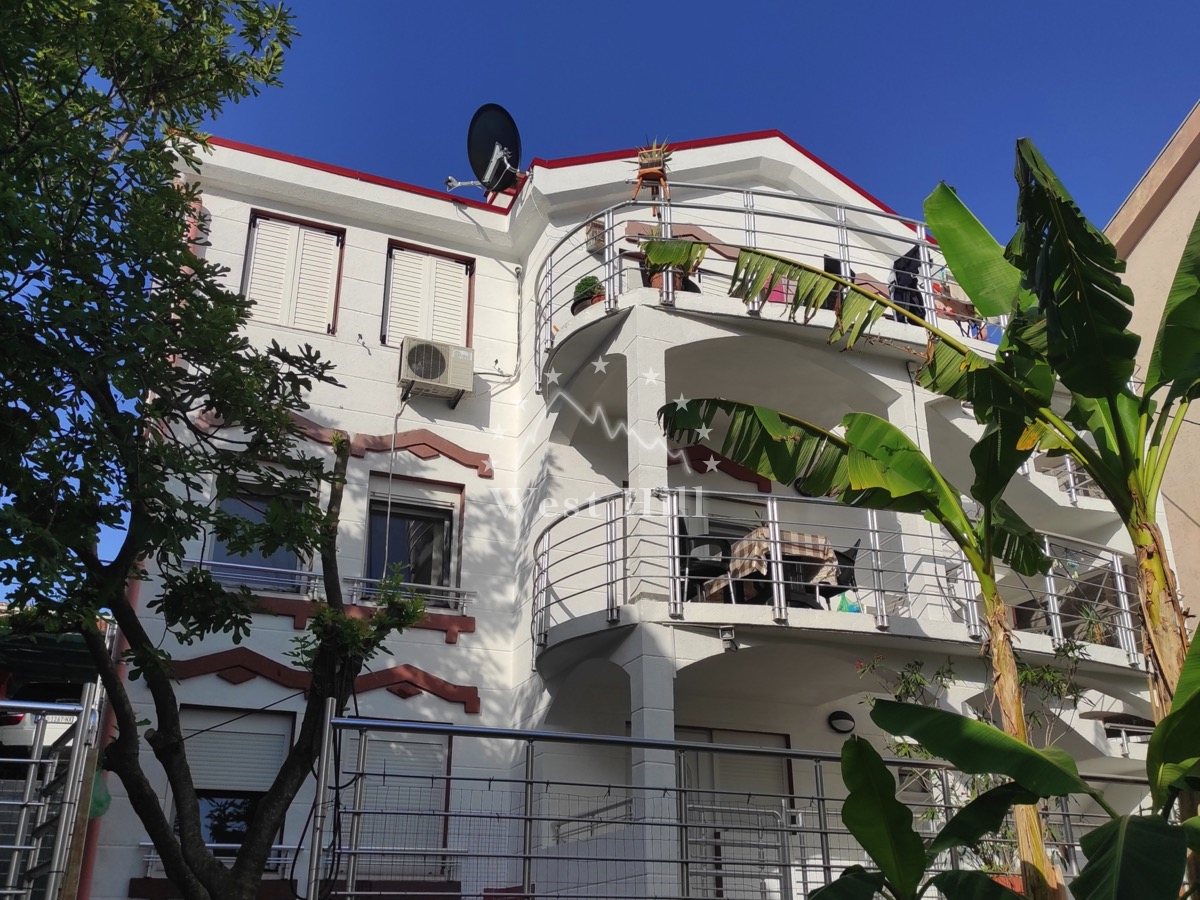 Zwei Häuser am Meer mit Privatpier in Tivat, Montenegro