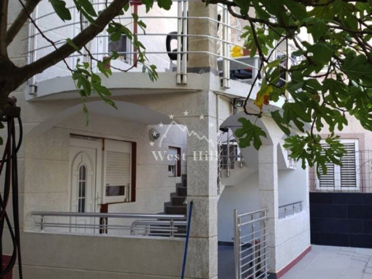 Zwei Häuser am Meer mit Privatpier in Tivat, Montenegro